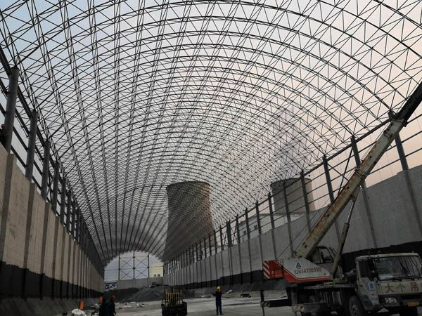 陕西蓝田热电厂煤棚，网架部分全部完成，开始屋面围护结构施工，本项目跨度48米长300米。