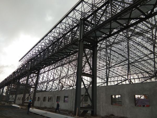 山西高平南阳煤矿集团储煤棚48000平方米网架安装进行中。