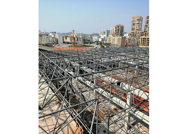 上高县艺术中心报告厅网架安装进行中，跨度36米网架，吊挂荷载650公斤。