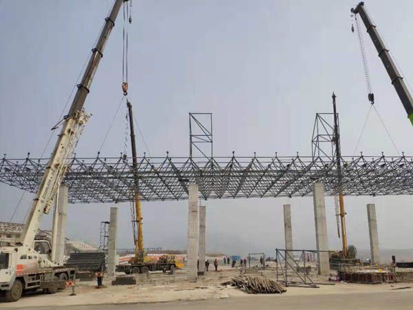 邢台高速孔庄收费站网架工程吊装完成，外装饰项目已经开始。